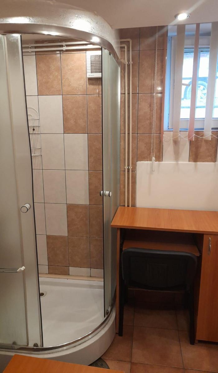 Garsonieră cu dușul lângă birou, scoasă la închiriat, în Târgu Mureș. Proprietarul, ironizat în mediul online: ”Unde e wc-ul?” 880396