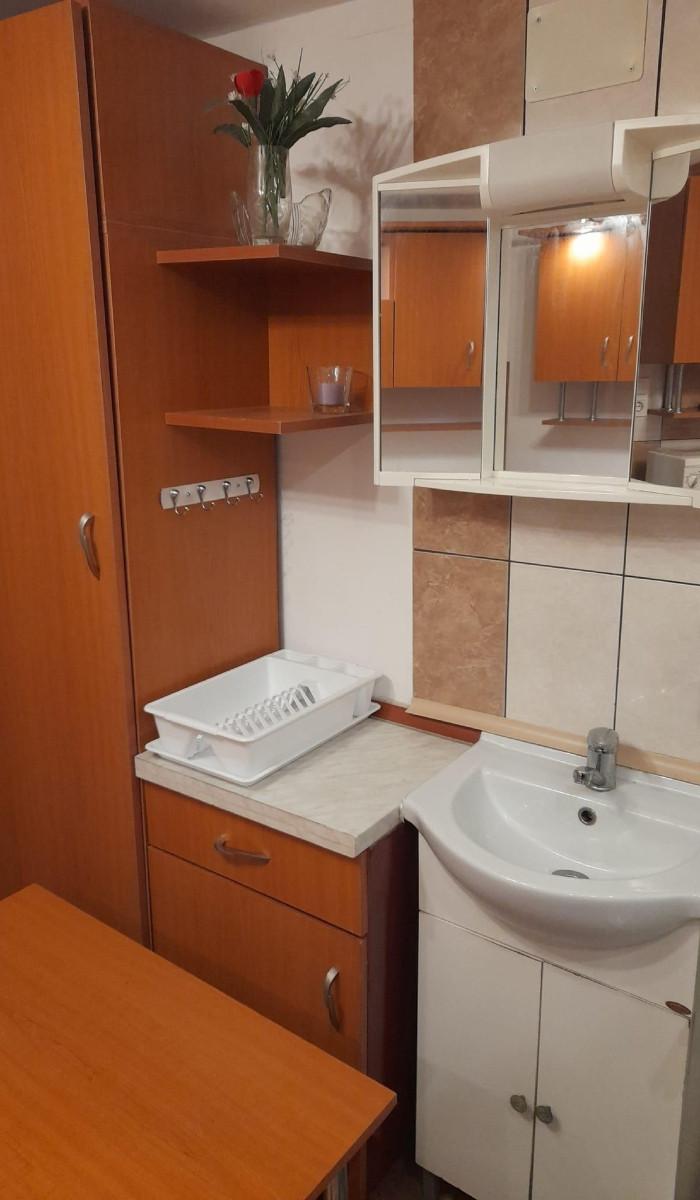 Garsonieră cu dușul lângă birou, scoasă la închiriat, în Târgu Mureș. Proprietarul, ironizat în mediul online: ”Unde e wc-ul?” 880397