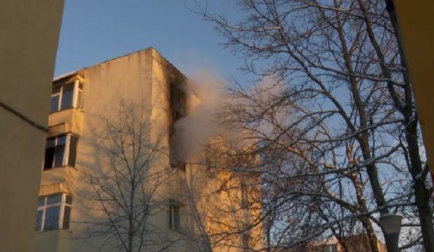 Surse: Mama care și-a omorât bebelușul la Iași, aruncându-l de la etajul apartamentului în flăcări, era încuiată în casă | "A văzut niște lumini în dormitor!" 880347