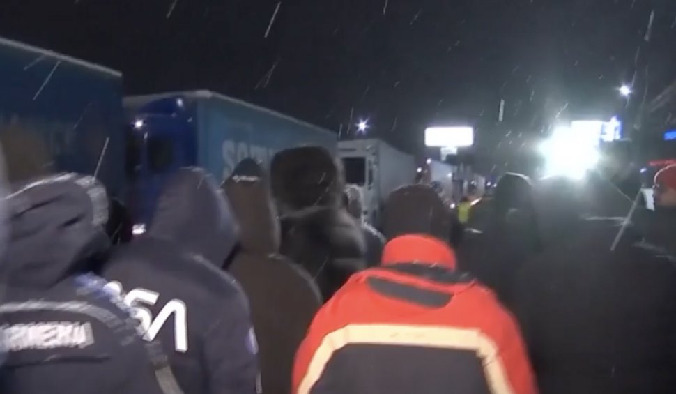 Trafic blocat complet pe DN2, în Afumați, lângă București: Transportatorii și fermierii și-au părăsit mașinile și protestează la pas