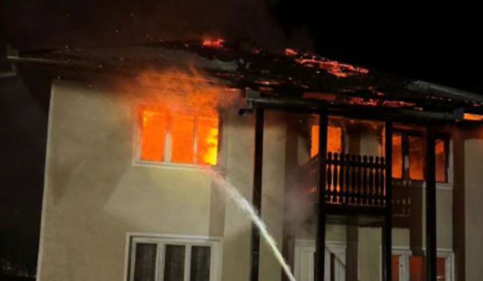 Un bărbat din Harghita a murit ars de viu în propria casă, în urma unui incendiu. Pompierii nu au putut pătrunde în locuinţă
