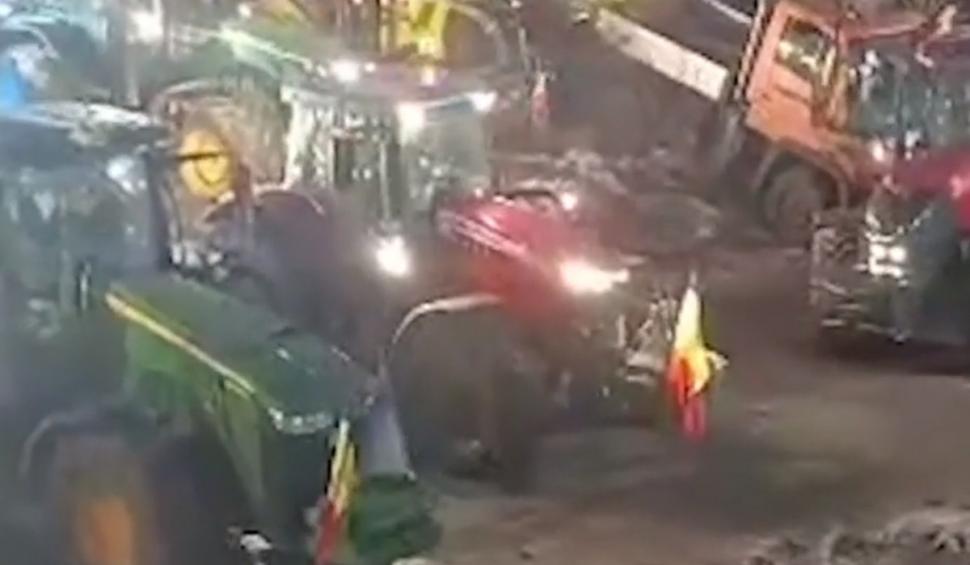 Momentul în care un luptător SIAS scoate arma în mijlocul transportatorilor şi fermierilor la protestele din Constanţa 880572