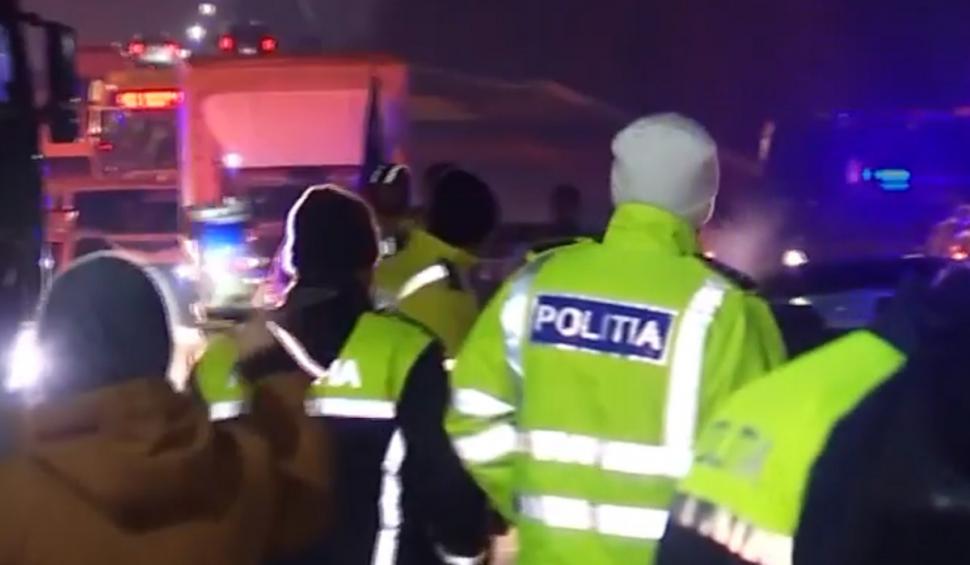 Momentul în care un luptător SIAS scoate arma în mijlocul transportatorilor şi fermierilor la protestele din Constanţa 880573