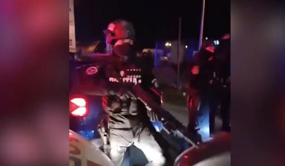 Momentul în care un luptător SIAS scoate arma în mijlocul transportatorilor şi fermierilor la protestele din Constanţa 880574