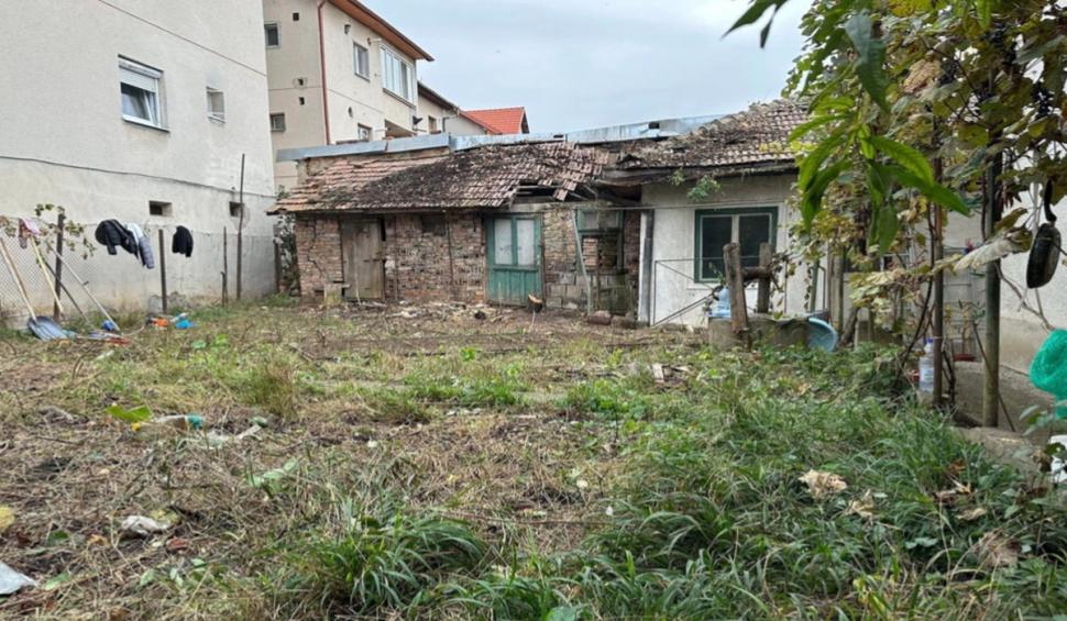 "Nici șobolanii nu stau acolo". Casă la un pas de prăbuşire, scoasă la vânzare pentru 75.000 de euro într-un oraş din România 880621