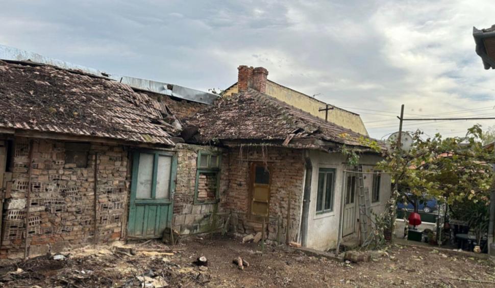 "Nici șobolanii nu stau acolo". Casă la un pas de prăbuşire, scoasă la vânzare pentru 75.000 de euro într-un oraş din România 880622