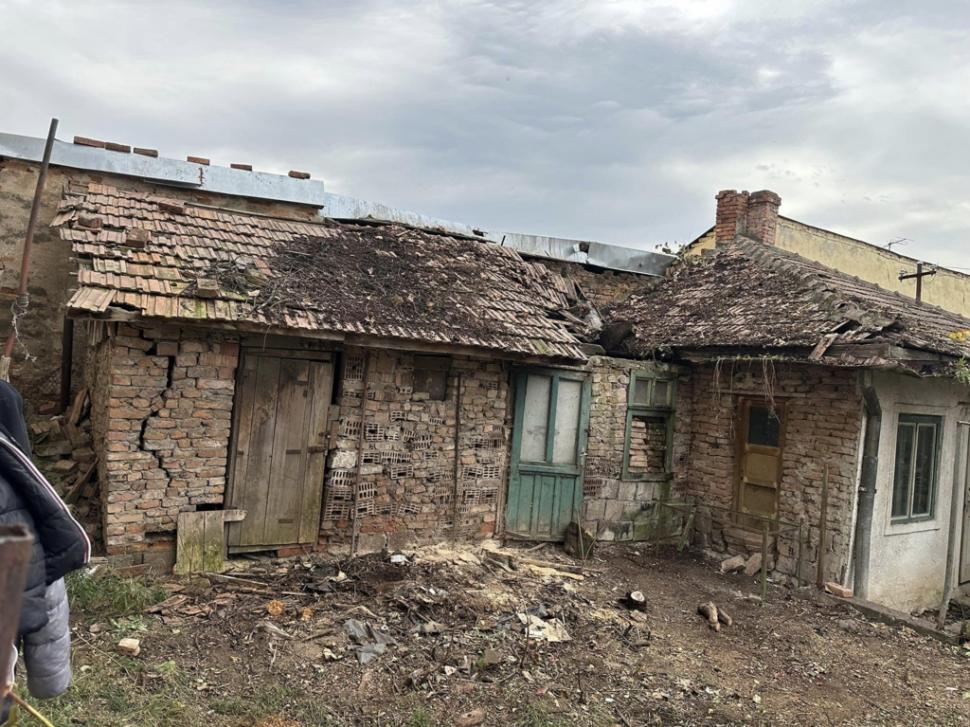 "Nici șobolanii nu stau acolo". Casă la un pas de prăbuşire, scoasă la vânzare pentru 75.000 de euro într-un oraş din România 880626