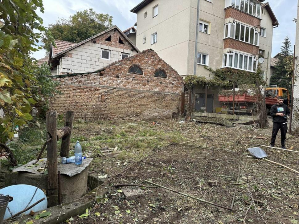 "Nici șobolanii nu stau acolo". Casă la un pas de prăbuşire, scoasă la vânzare pentru 75.000 de euro într-un oraş din România 880627