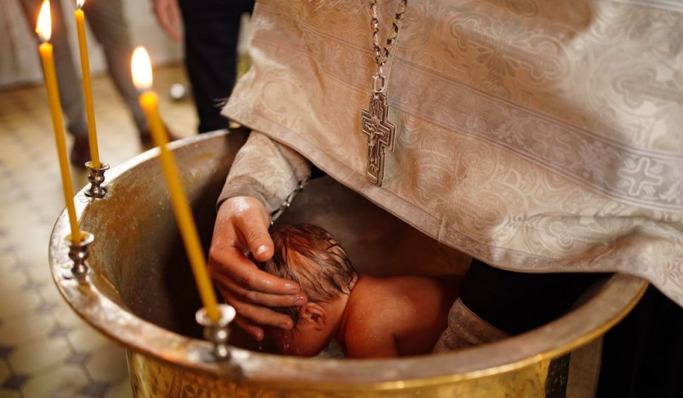 Condițiile absurde impuse de un preot unui cuplu de români pentru a le boteza copilul, în Anglia: ”E pur și simplu o aberație!”