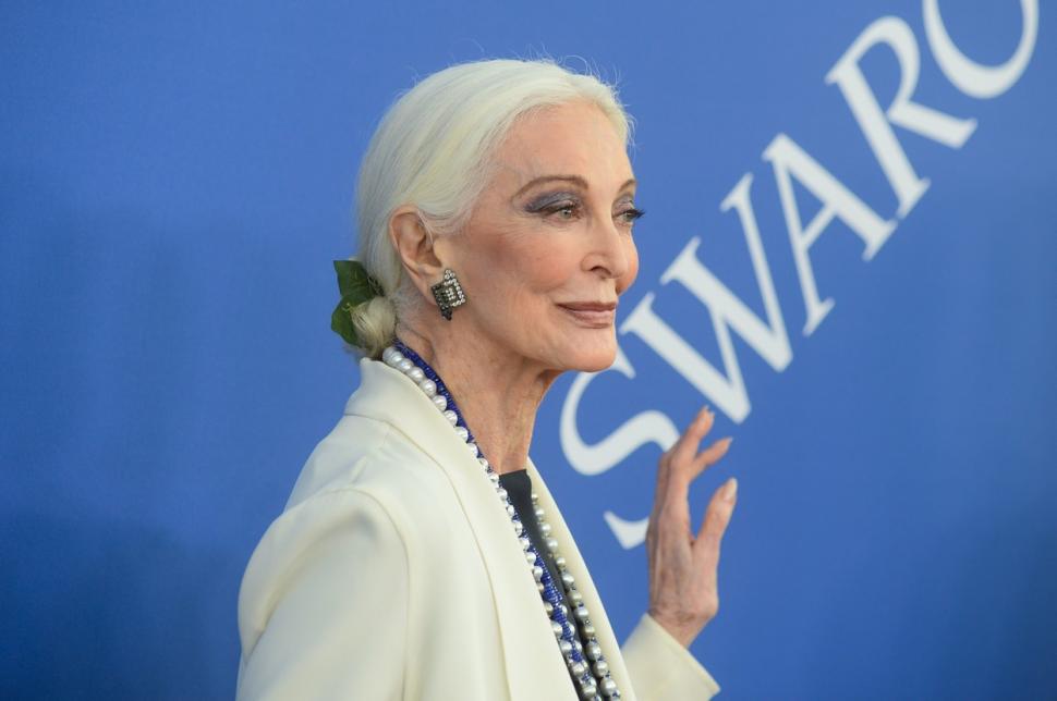 Ea este Carmen Dell'Orefice, cel mai în vârstă model din lume. La 92 de ani a apărut pe coperta Vogue 880716