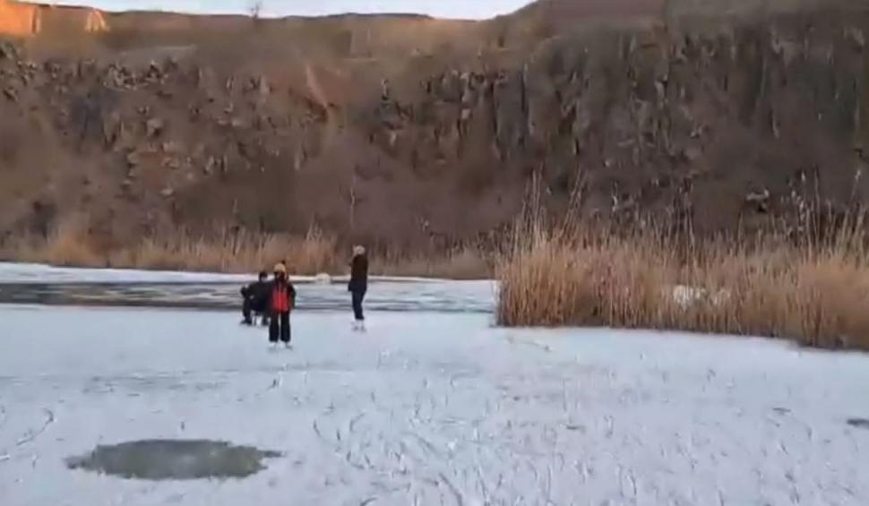 Lacul Zebil din Tulcea, transformat în patinoar de vremea rece 880615