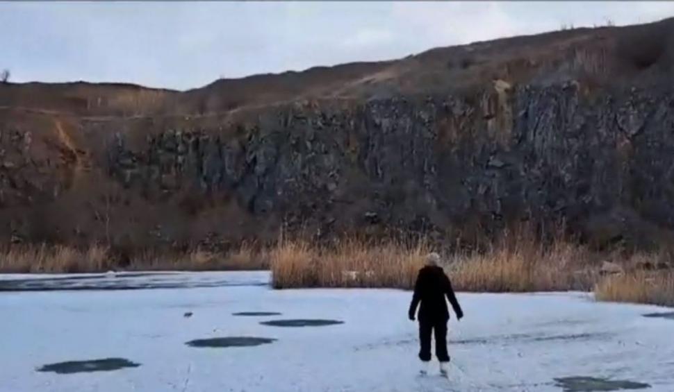 Lacul Zebil din Tulcea, transformat în patinoar de vremea rece 880616