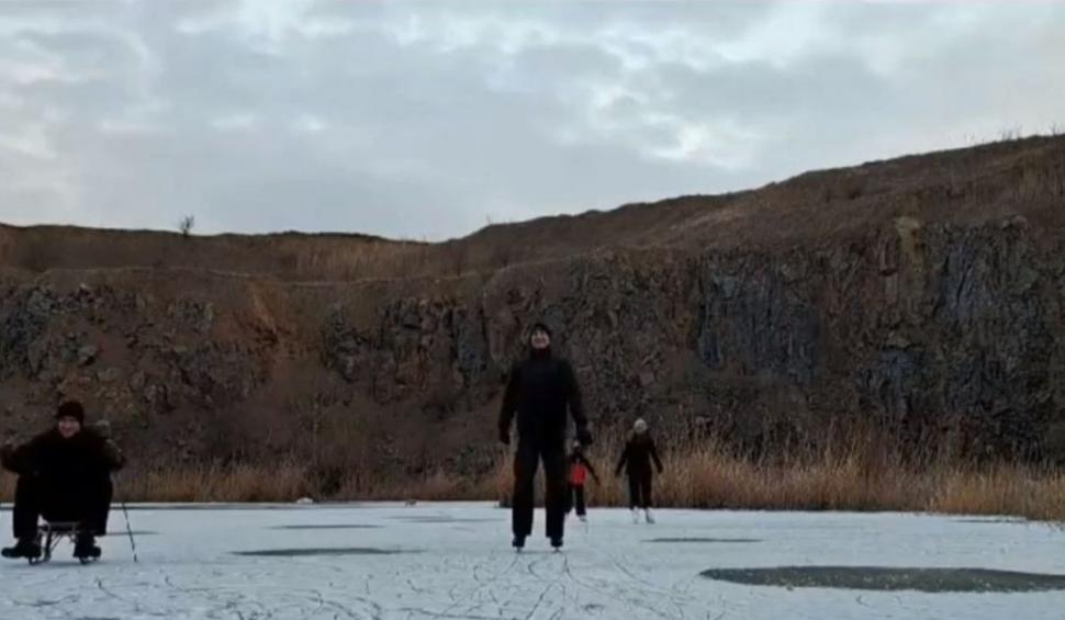 Lacul Zebil din Tulcea, transformat în patinoar de vremea rece 880617