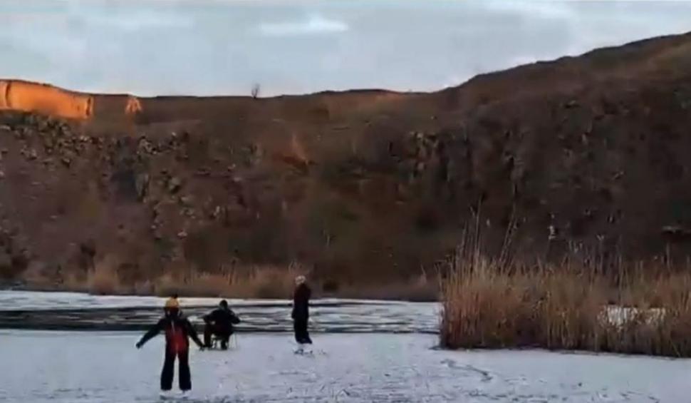 Lacul Zebil din Tulcea, transformat în patinoar de vremea rece 880618