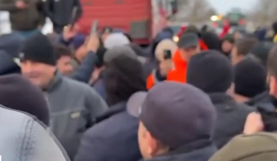 "Ne vrem ţara înapoi. Cerealele din Ucraina ne sufocă" | Fermierii şi transportatorii au blocat Vama Siret | A cincea zi de proteste a produs haos în toată ţara 880689