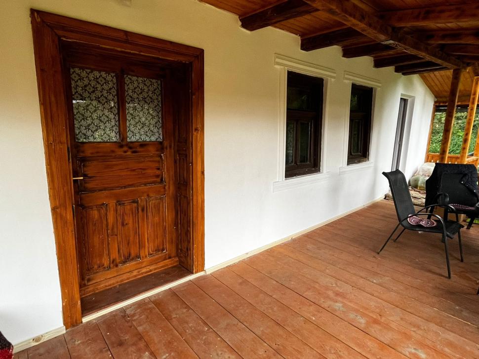 ”Omul sfințește locul”. Modul uluitor în care a recondiționat un român o casă în paragină, cumpărată pentru ”pământ și locație” 880668