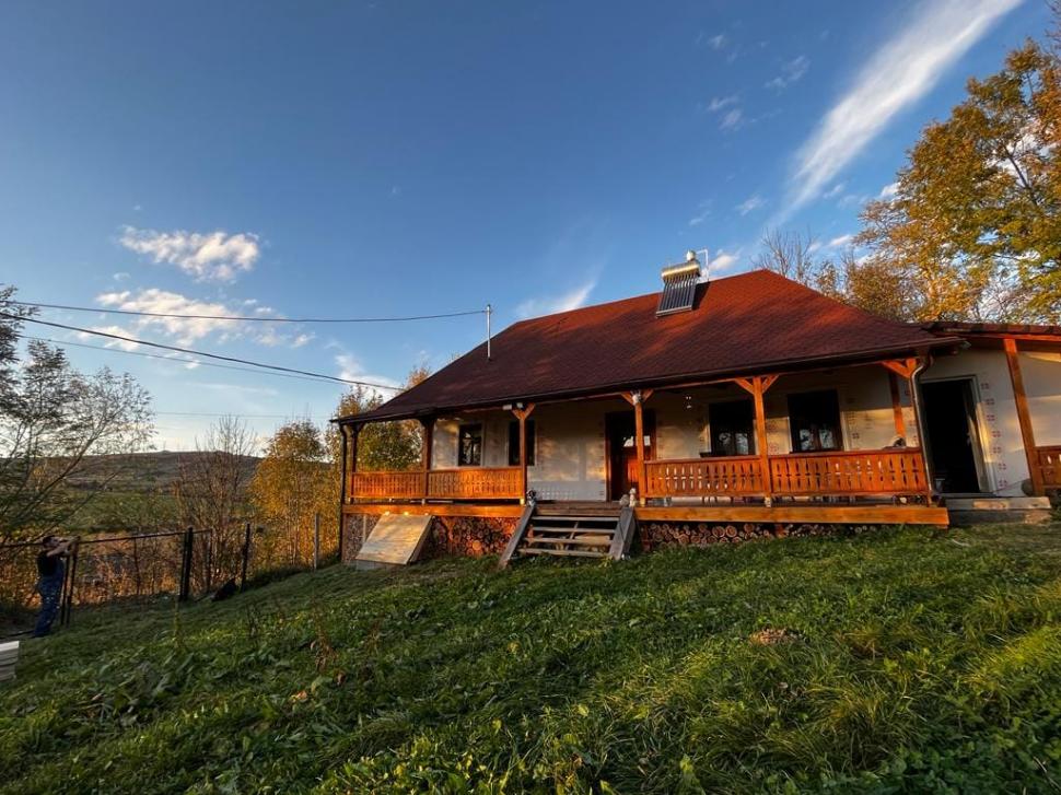 ”Omul sfințește locul”. Modul uluitor în care a recondiționat un român o casă în paragină, cumpărată pentru ”pământ și locație” 880669