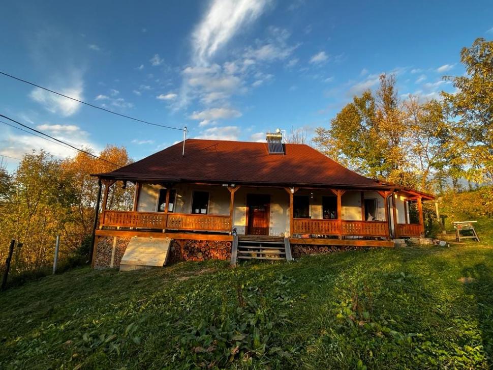 ”Omul sfințește locul”. Modul uluitor în care a recondiționat un român o casă în paragină, cumpărată pentru ”pământ și locație” 880671