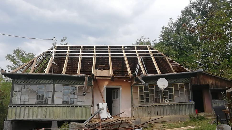 ”Omul sfințește locul”. Modul uluitor în care a recondiționat un român o casă în paragină, cumpărată pentru ”pământ și locație” 880674