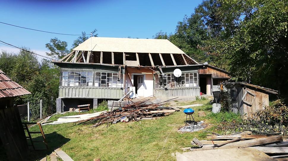 ”Omul sfințește locul”. Modul uluitor în care a recondiționat un român o casă în paragină, cumpărată pentru ”pământ și locație” 880676