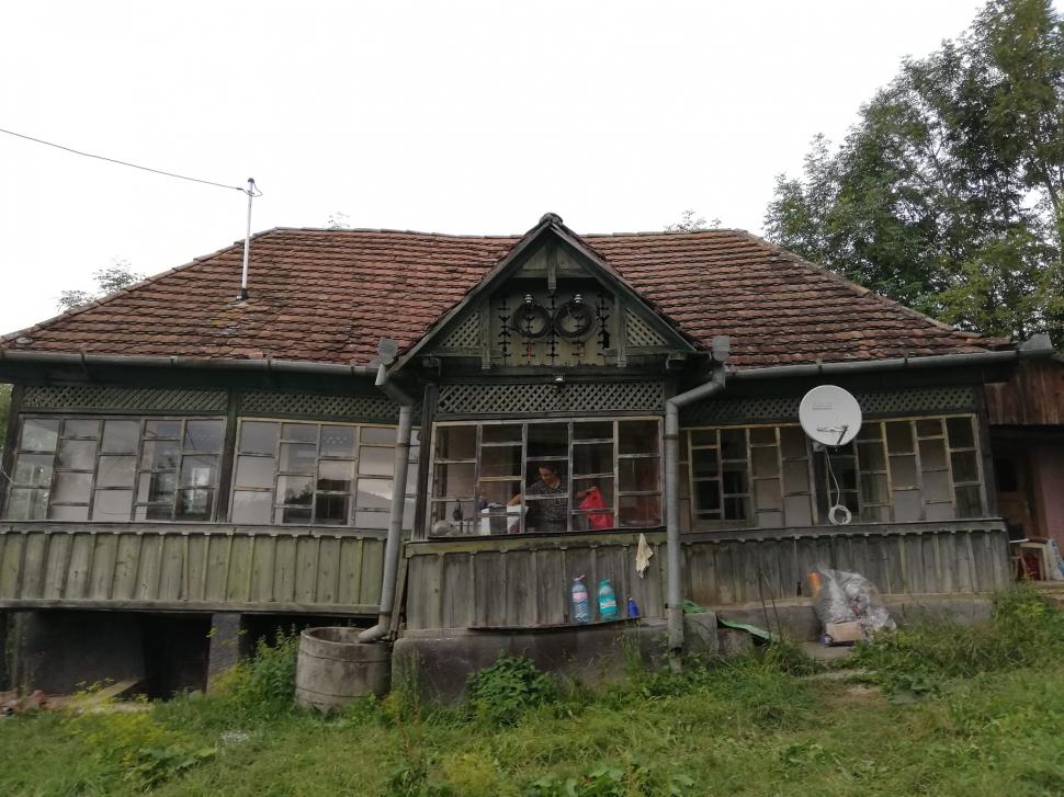 ”Omul sfințește locul”. Modul uluitor în care a recondiționat un român o casă în paragină, cumpărată pentru ”pământ și locație” 880678