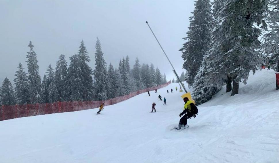 Stațiunile montane, luate cu asalt de turiști. Cozi uriașe la urcările pe pârtie | ”Toată lumea vine să se distreze, s-a deschis sezonul!” 880633