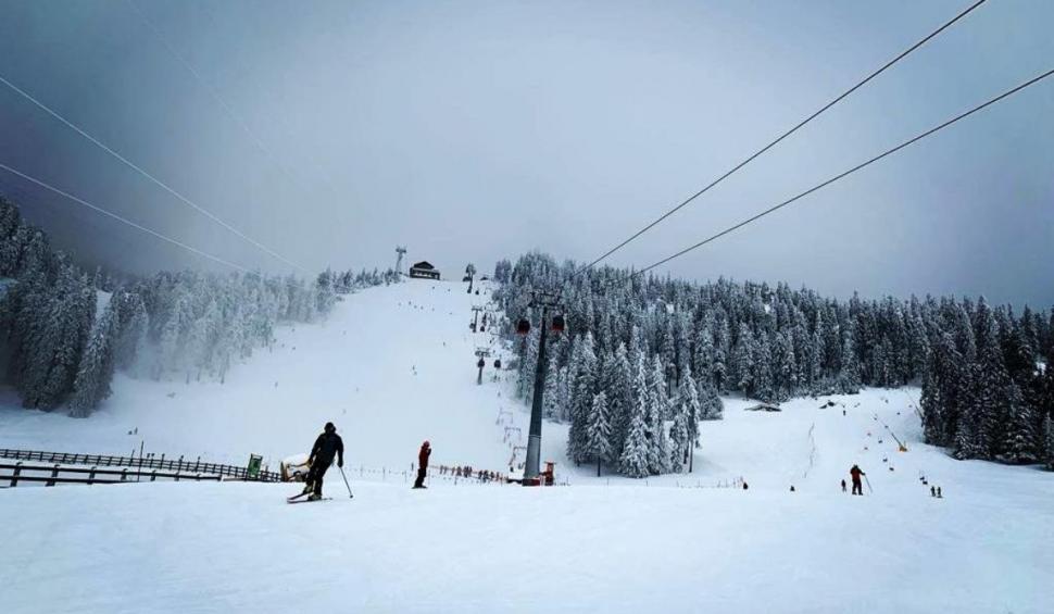 Stațiunile montane, luate cu asalt de turiști. Cozi uriașe la urcările pe pârtie | ”Toată lumea vine să se distreze, s-a deschis sezonul!” 880634