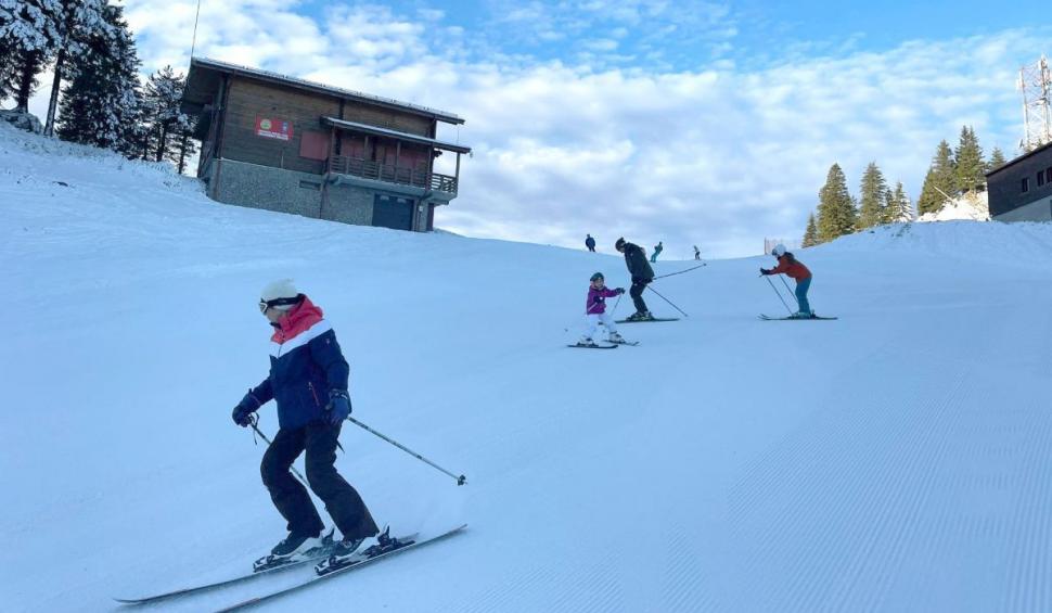 Stațiunile montane, luate cu asalt de turiști. Cozi uriașe la urcările pe pârtie | ”Toată lumea vine să se distreze, s-a deschis sezonul!” 880636
