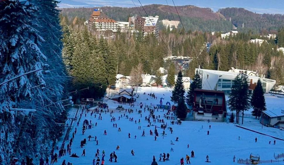 Stațiunile montane, luate cu asalt de turiști. Cozi uriașe la urcările pe pârtie | ”Toată lumea vine să se distreze, s-a deschis sezonul!” 880638