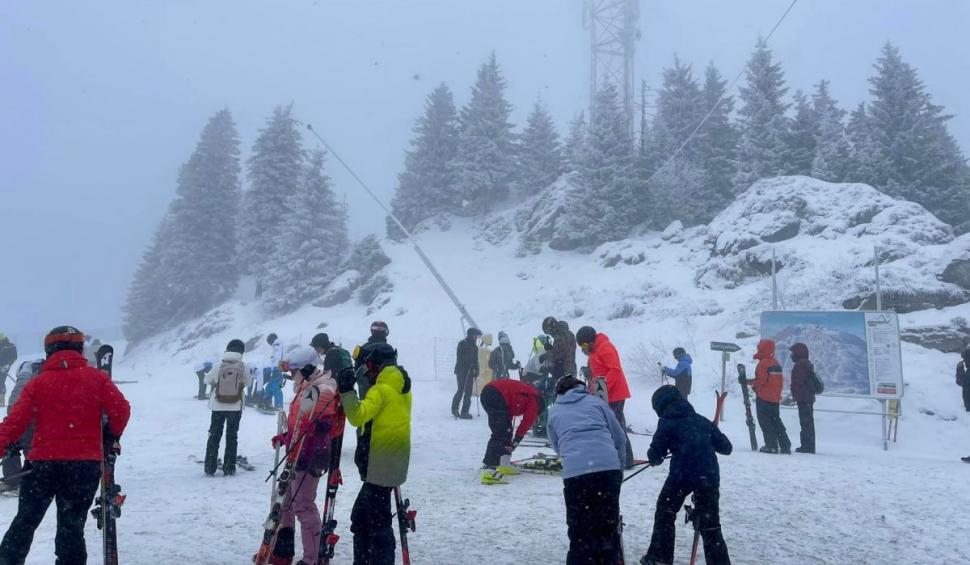 Stațiunile montane, luate cu asalt de turiști. Cozi uriașe la urcările pe pârtie | ”Toată lumea vine să se distreze, s-a deschis sezonul!” 880639