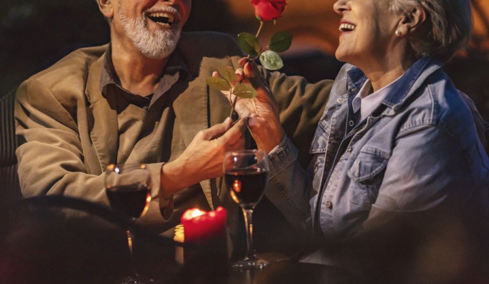 Un cuplu care a sărbătorit 50 de ani de căsătorie a rămas fără cuvinte, după ce a primit nota de plată la restaurant: ”Am fost năuciți. A început să plângă de fericire”