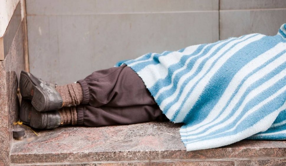 "Stă și doarme în frig". Povestea impresionantă a românului care a ajuns să trăiască pe străzile din Italia, după ce soția lui a fost răpusă de o boală cruntă