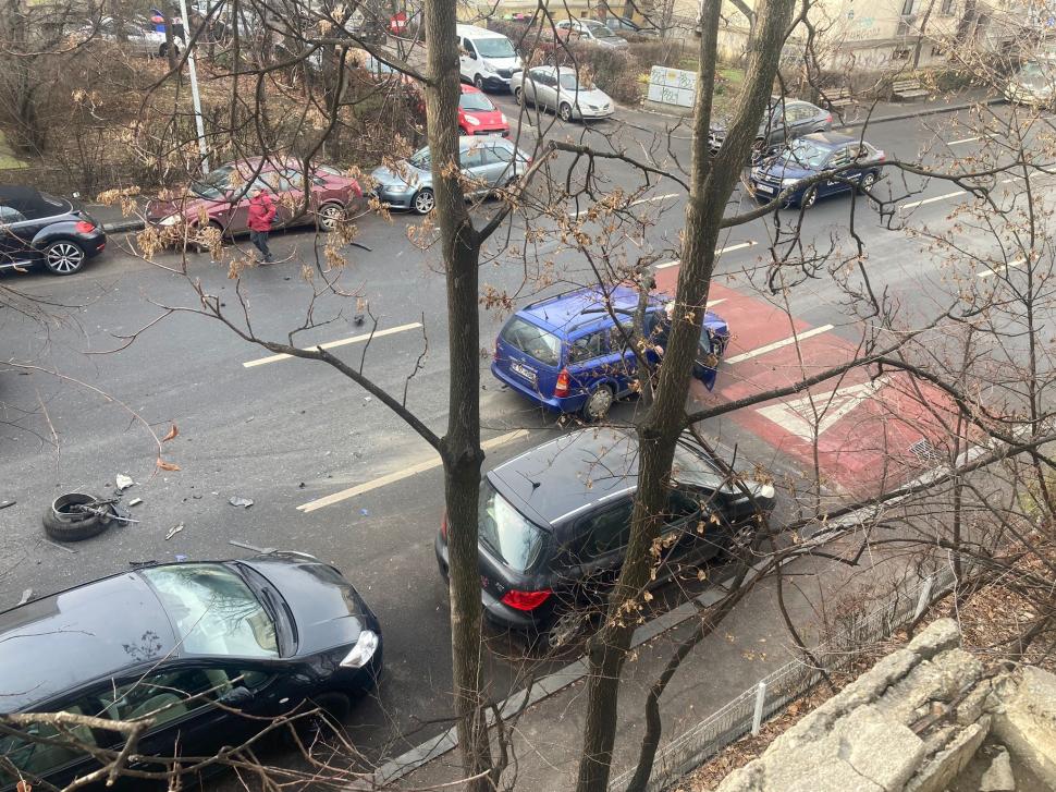 Accident cu patru mașini, pe o stradă intens circulată din nordul Bucureștiului. Trafic blocat între Calea Floreasca și Bd. Barbu Văcărescu 881001
