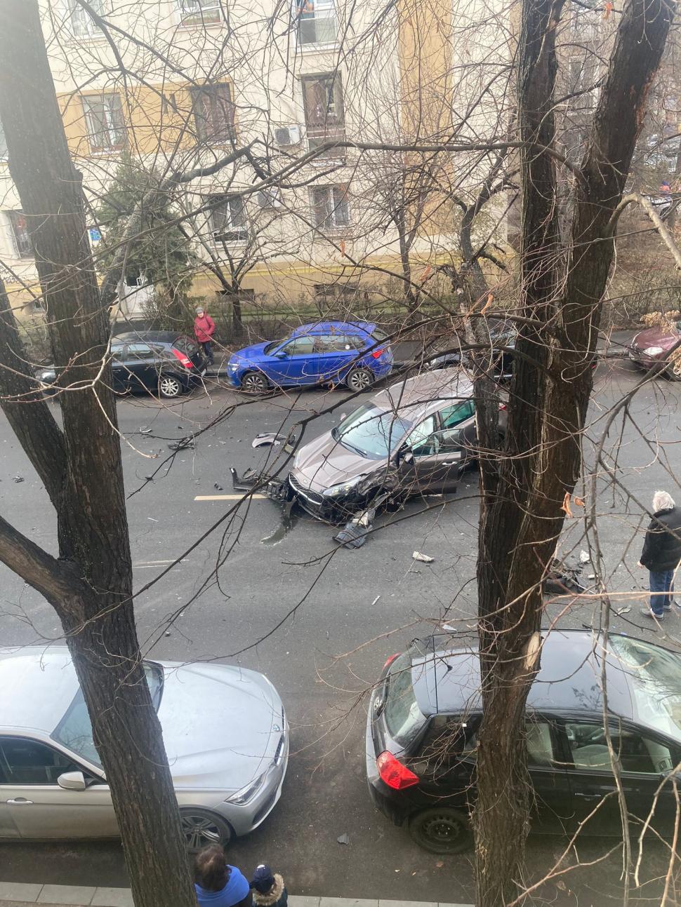 Accident cu patru mașini, pe o stradă intens circulată din nordul Bucureștiului. Trafic blocat între Calea Floreasca și Bd. Barbu Văcărescu 881002