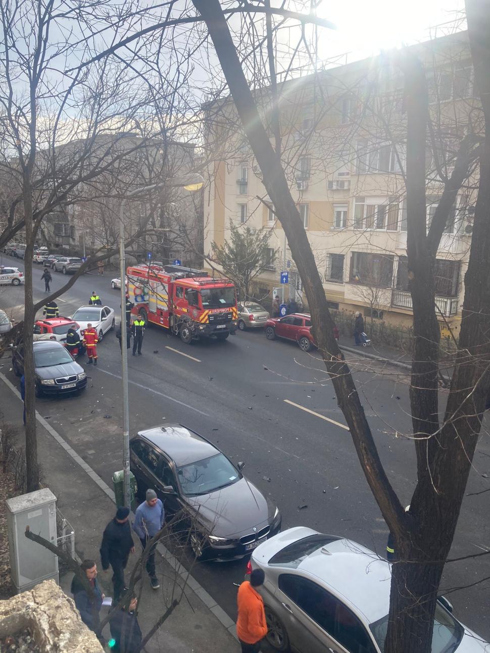 Accident cu patru mașini, pe o stradă intens circulată din nordul Bucureștiului. Trafic blocat între Calea Floreasca și Bd. Barbu Văcărescu 881005