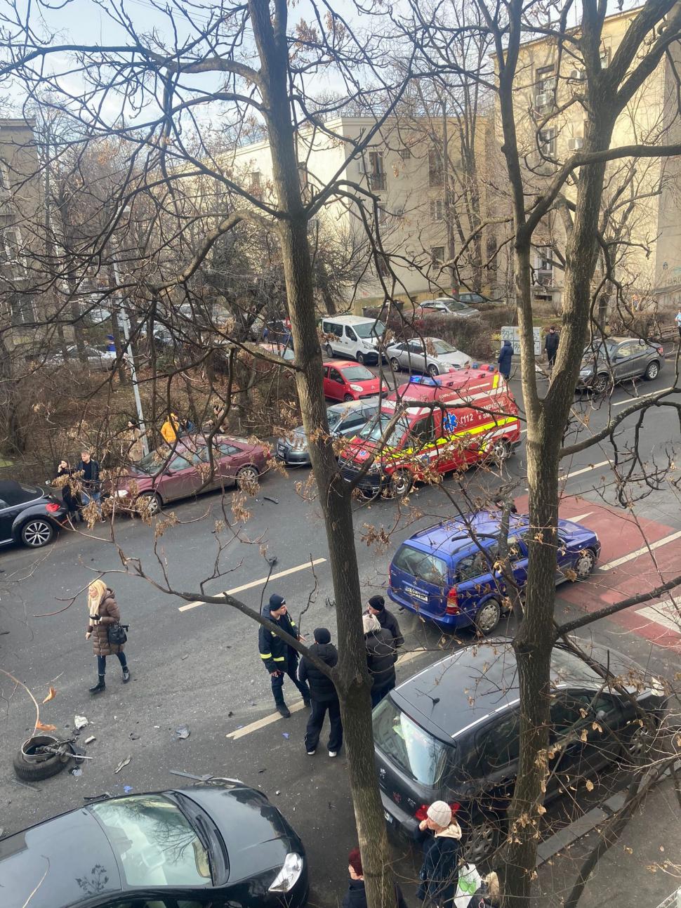 Accident cu patru mașini, pe o stradă intens circulată din nordul Bucureștiului. Trafic blocat între Calea Floreasca și Bd. Barbu Văcărescu 881007