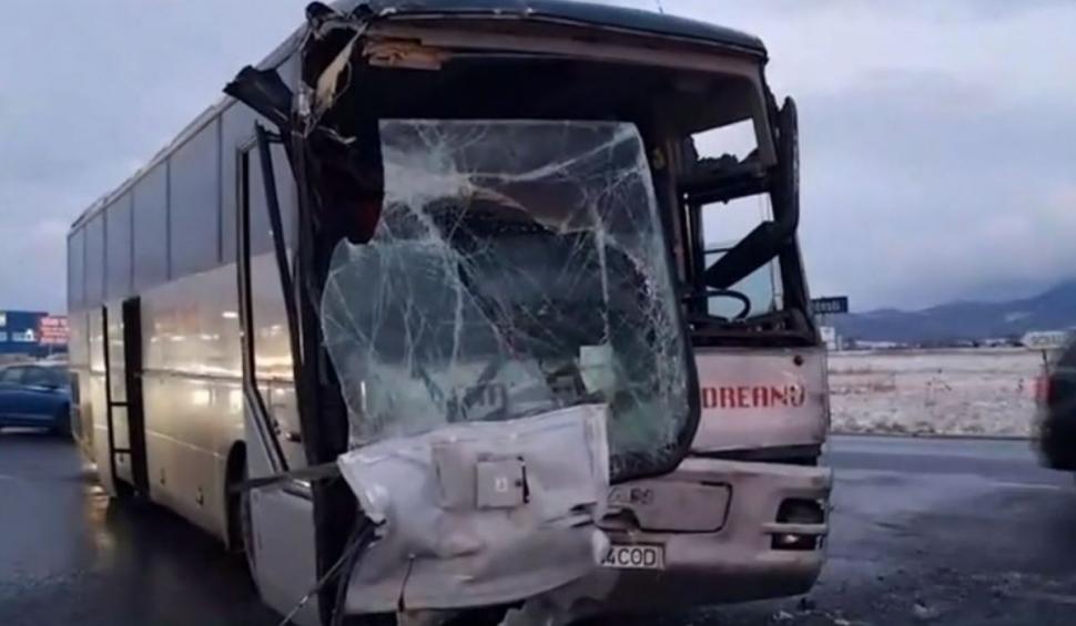 Accident grav, cu două autobuze care transportau muncitori, în Brașov! Șase oameni au fost răniți 880964