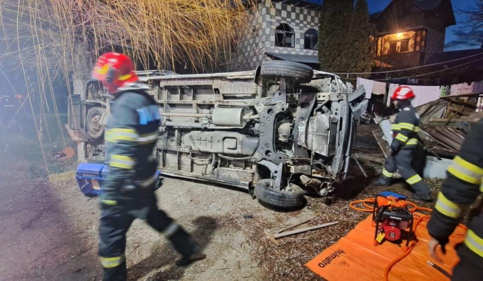 Ambulanță răsturnată din cauza poleiului, în județul Argeș! Șoferul și un pacient au fost răniți grav 880981