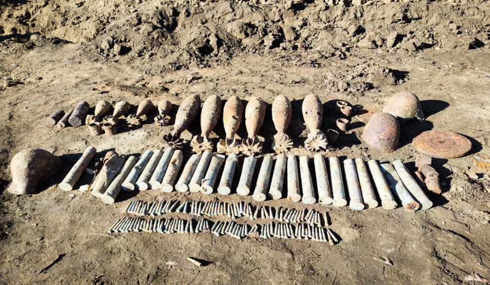 Mii de proiectile neexplodate au fost găsite la Buzău. E cel mai mare depozit de muniție subteran identificat în ultimii ani  881174