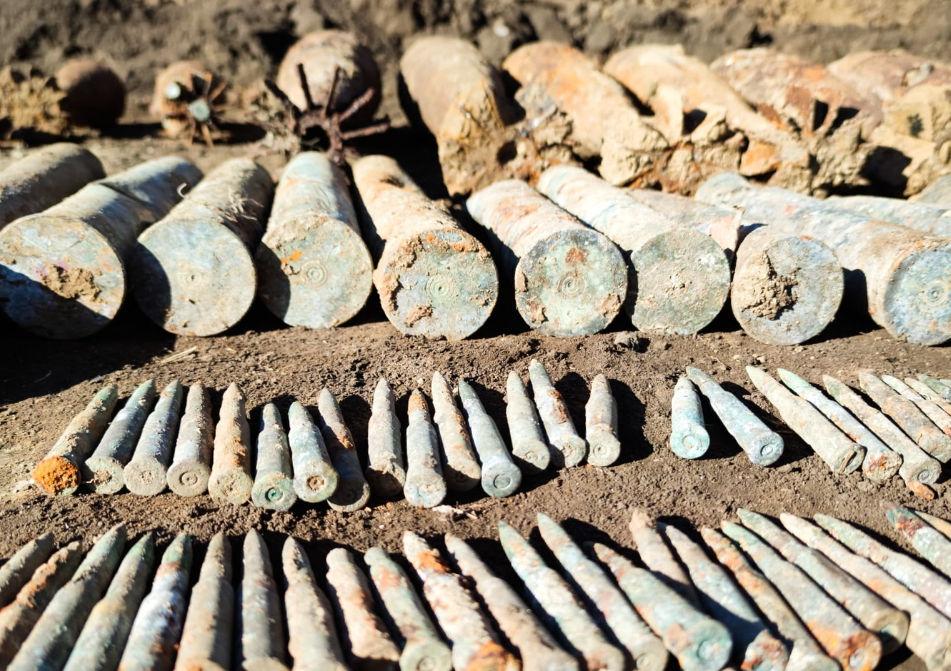 Mii de proiectile neexplodate au fost găsite la Buzău. E cel mai mare depozit de muniție subteran identificat în ultimii ani  881175