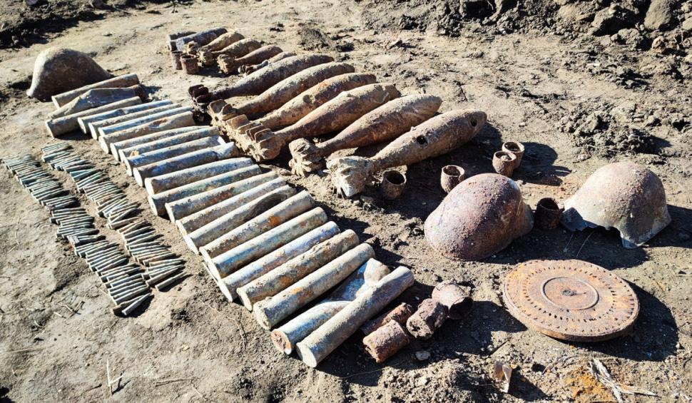 Mii de proiectile neexplodate au fost găsite la Buzău. E cel mai mare depozit de muniție subteran identificat în ultimii ani  881176