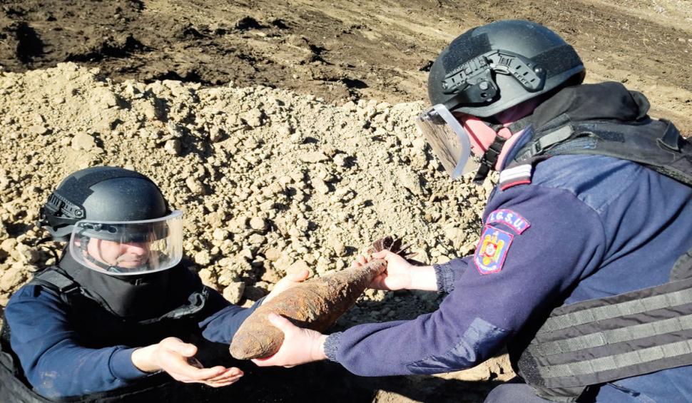 Mii de proiectile neexplodate au fost găsite la Buzău. E cel mai mare depozit de muniție subteran identificat în ultimii ani  881177