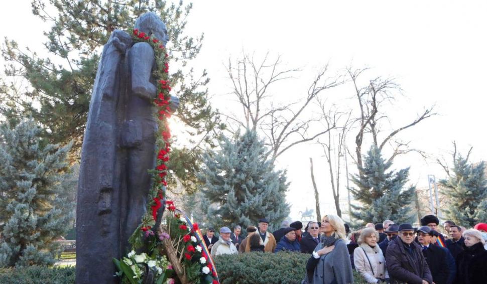 Raluca Turcan, ministrul Culturii, omagiu la mormântul lui Eminescu 881120