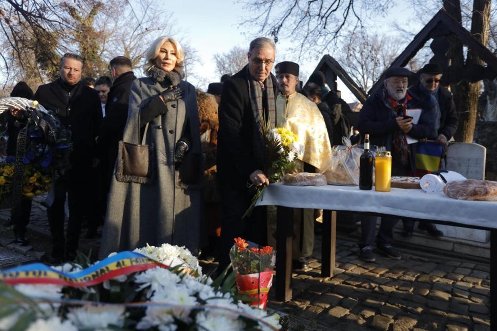 Raluca Turcan, ministrul Culturii, omagiu la mormântul lui Eminescu 881124