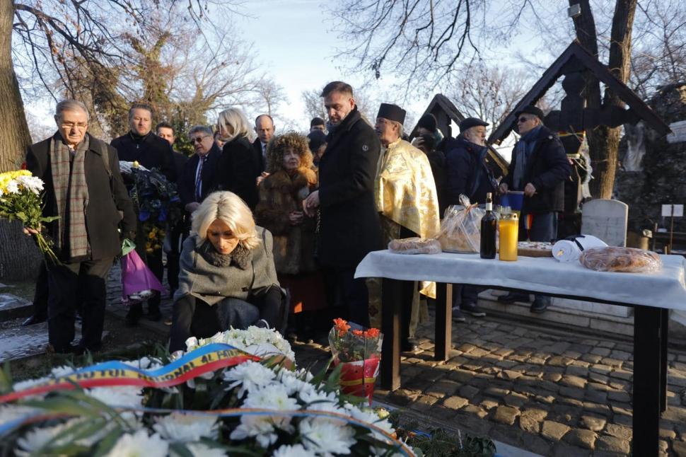 Raluca Turcan, ministrul Culturii, omagiu la mormântul lui Eminescu 881125