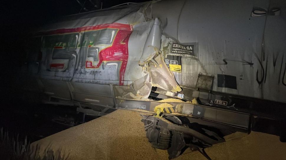 Un tren de marfă a deraiat între Craiova și Caracal! Zece vagoane sunt răsturnate pe calea ferată 880961
