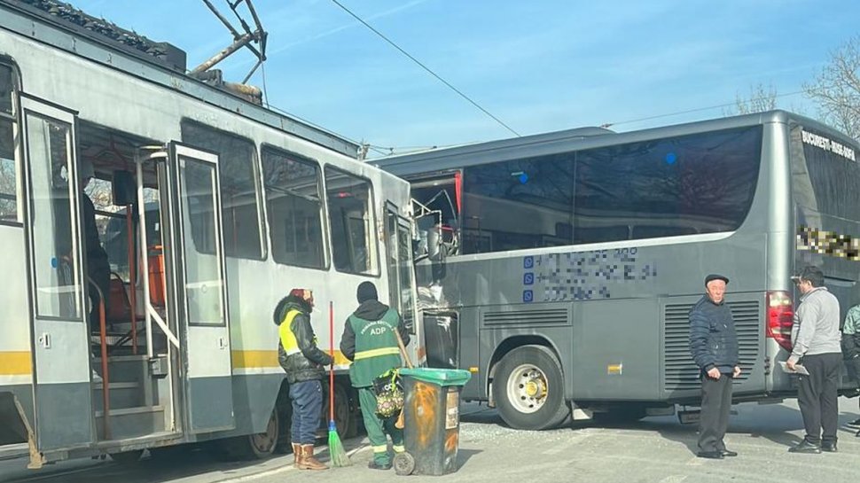 Autocar izbit în plin de un tramvai, în București