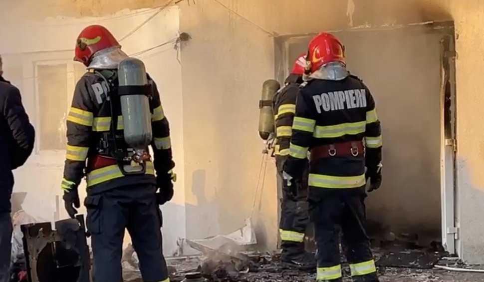 Explozie urmată de incendiu, într-un cămin din Pașcani! Un bărbat a suferit arsuri