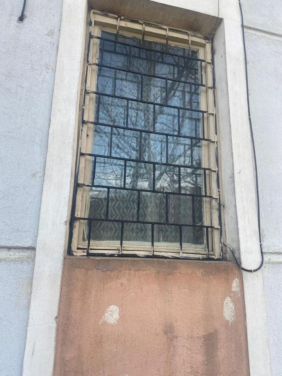 ”Fotografiile nu sunt ale unei case părăsite, ci ale unui post de Poliție!” Sindicatul Europol: ”Puțin superior unei grote” 881313