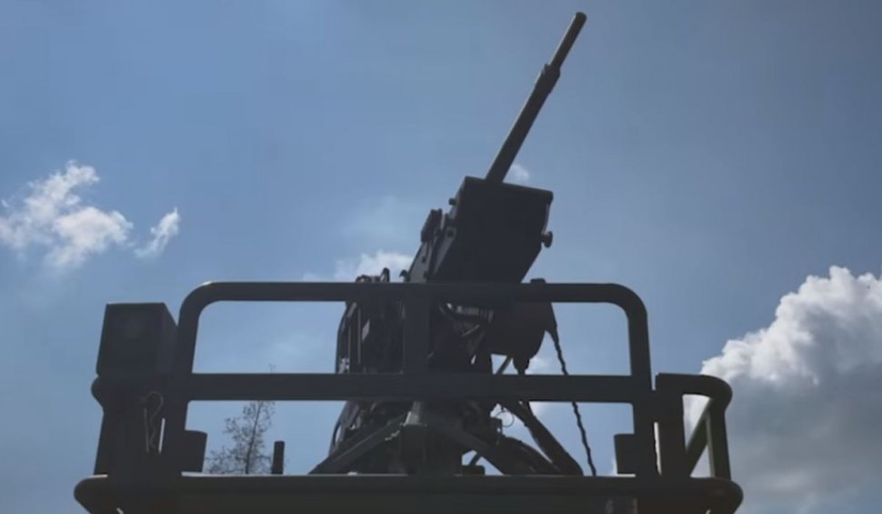 "Terminatorul" trimis de ucraineni pe front: trage cu mitraliera în inamic, se deplasează pe roți și este controlat de la distanță